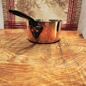 アンティークのイギリス製銅製ソースパン、直径12cm（4.75インチ）、内側は錫メッキ仕上げ。アンティークのイギリス製バターパン、容量0.75クォート。