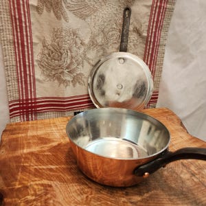 Cacerola Windsor de cobre vintage con tapa abatible, lata fresca de 18 cm (7,125 pulgadas) de diámetro y paredes laterales de 2,4 mm de grosor; fabricada en Francia - Mauviel 3,5 lbs
