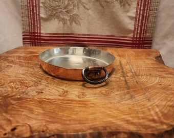 Antieke koperen gegratineerde pan met ijzeren ring, diameter 20 x 16 cm - 8 x 6,25 inch