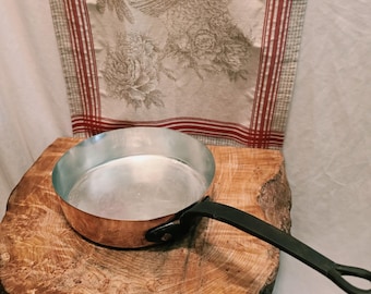 Antike französische Kupfer Sauté Pfanne 27 cm-10.625 Zoll Durchmesser mit frischem Zinnfutter, gehämmertem Finish und abgeschrägten Kanten, 1.5 mm @ rand 5lbs