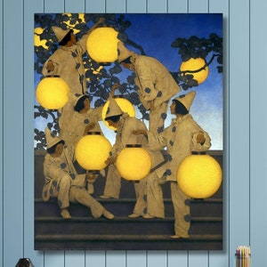 Può includere: Una stampa artistica incorniciata raffigurante figure in costume bianco che tengono grandi lanterne gialle. L'opera d'arte ha uno sfondo blu scuro con un albero e altre lanterne gialle. La stampa è esposta sopra un mobile in legno.