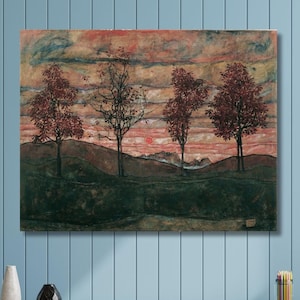 以下が含まれることがあります： 赤、オレンジ、ダークグリーンの色合いで描かれたドラマチックな夕焼け空を背景に、なだらかな丘の上に立つ4本の木を描いた風景画の長方形のキャンバスウォールアート。このアート作品は、水色のパネル壁に飾られています。