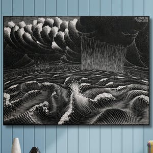 以下が含まれることがあります： 暗い空の下、雨が降る中、波が砕ける荒れた海を描いた白黒の木版画。額装され、薄い青色の壁に飾られています。