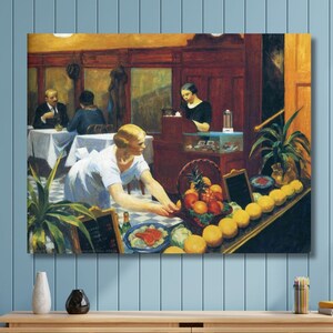 Puede incluir: Una pintura de una mujer con un vestido blanco de pie detrás de un mostrador con una cesta de fruta y un plato de comida. La mujer está mirando la comida. Hay dos hombres sentados en una mesa en el fondo.