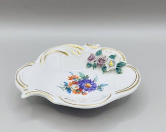 Plato de baratija de porcelana vintage con flores en un lado adorno de oro Alemania