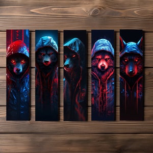 Könnte beinhalten: Fünf farbenfrohe Lesezeichen mit Wolfsköpfen mit leuchtenden Augen und Kapuzenfiguren. Die Wolfsköpfe sind in Rot-, Blau- und Lilatönen gehalten.