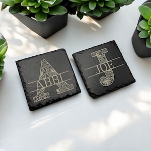Posavasos de pizarra personalizado con nombre y letra inicial / Regalo grabado con láser / Boda / Cumpleaños / Aniversario / Navidad / Presente / Regalo