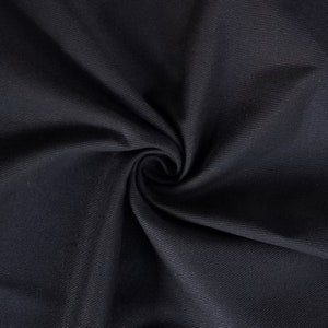 Peut inclure: Gros plan sur un tissu bleu foncé avec une texture côtelée subtile. Le tissu est plié et drapé, mettant en valeur sa douceur et sa finesse.