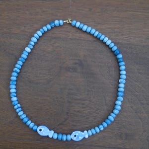 Collier poisson en perles : perles d&#39;opale bleue et poisson en céramique, or 14 carats