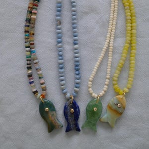 Collier avec pendentif poisson : perles de pierres précieuses, or 14 carats, bijoux en perles de pierre naturelle, sardines d&#39;été
