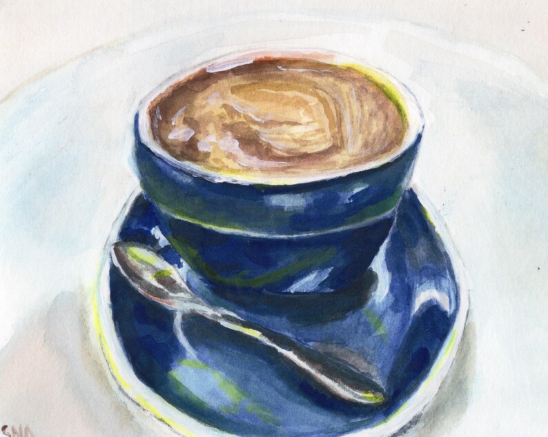 Pu&ograve; includere: Una tazza da caff&egrave; in ceramica blu con un piattino, piena di caff&egrave;. Il caff&egrave; ha un colore marrone chiaro e un motivo a spirale in cima.