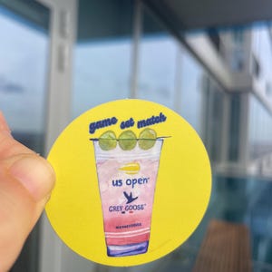 Adesivo de tênis Honey Deuce - Decalque de vinil para coquetel do US Open, jogo de partida, presente divertido de tênis, adesivo para laptop e garrafa de água, presente de 2x2”