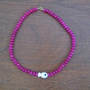 Collier poisson en perles : perles d&#39;agate rose et poisson en céramique, bijoux côtiers remplis d&#39;or 14 carats