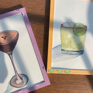 Oprawiony obraz Espresso Martini - Oryginalna akwarelowa sztuka koktajlowa, ręcznie malowana fioletowa rama, dekoracja wózka barowego, wyjątkowy prezent dla niej, 6x9