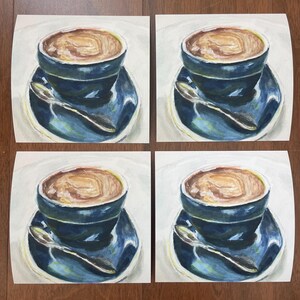 Pu&ograve; includere: Quattro dipinti di una tazza di caff&egrave; blu con una bevanda al caff&egrave; marrone all'interno. Ogni dipinto ha uno sfondo bianco e un piattino blu con un cucchiaio d'argento.