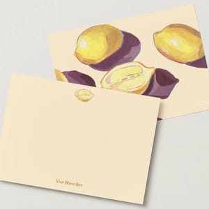Puede incluir: Dos tarjetas de papelería con una ilustración de limón. Una tarjeta presenta una mitad de limón y limones enteros con sombras moradas. La otra tarjeta tiene una ilustración de limón y el texto "Your Name Here". Las tarjetas están sobre un fondo beige claro.