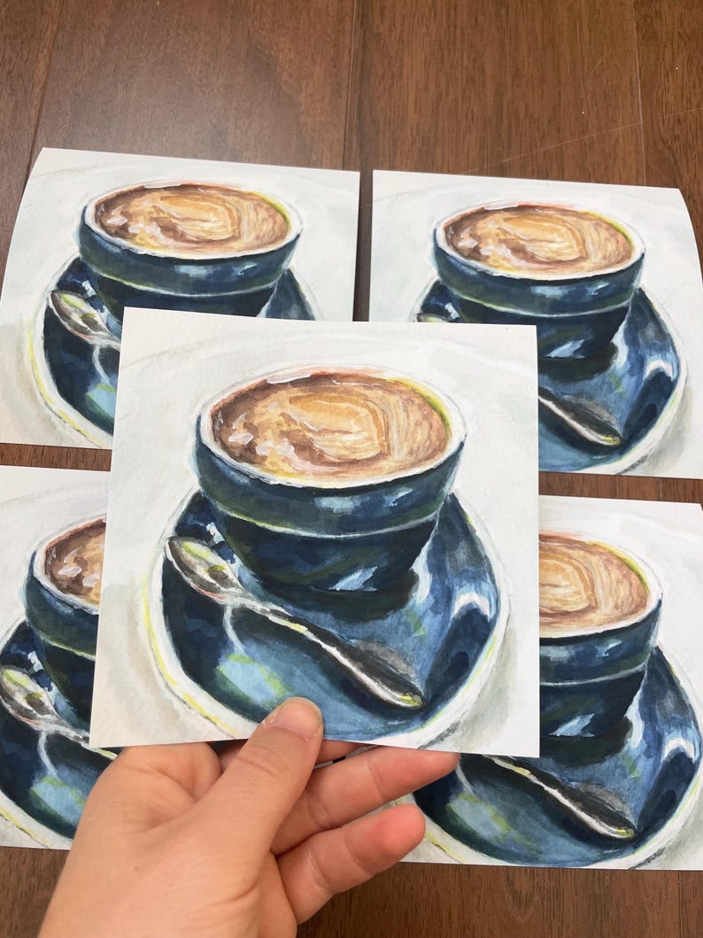 Pu&ograve; includere: Quattro acquerelli di una tazza di caff&egrave; con un piattino e un cucchiaio. Il caff&egrave; &egrave; di colore marrone chiaro e la tazza e il piattino sono di colore blu scuro.