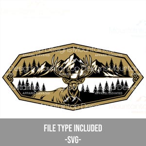 Könnte beinhalten: Ein gold-schwarzes Grafikdesign mit einem majestätischen Elch mit großem Geweih, vor dem Hintergrund von Bergen und Kiefern. Das Design ist in einem goldenen sechseckigen Rahmen mit dem Text "Designs Mountaintop Apparel Elevated" eingeschlossen. Der Dateityp ist SVG.