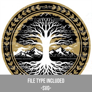Pode incluir: Design circular com uma árvore branca, raízes e galhos, em um fundo preto e dourado com silhuetas de montanhas. O texto "Mountain Top Designs" e "Apparel Elevated" é visível. O tipo de arquivo incluído é -SVG-.