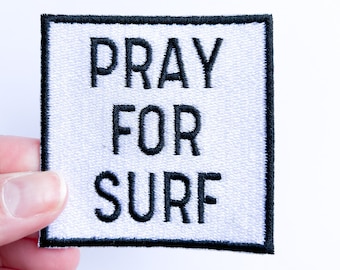 Pray for Surf geborduurde opstrijkpatch voor kleding, hoeden en tassen | Geborduurde surfpatch om te surfen | Surfliefhebber | Cadeau strandliefhebber