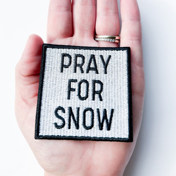 Patch thermocollant brodé Pray for Snow Patch noir et blanc pour chapeau, sac et vêtements Amateurs de ski et de snowboard Veste Colorado