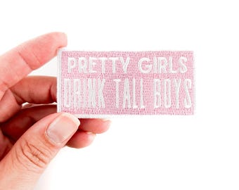 Parche bordado termoadhesivo "Chicas guapas beben chicos altos" / Perfecto para chaquetas, bolsos, gorras, para ir de bar en bar / Amantes de los cócteles / Amantes de la cerveza
