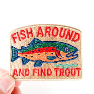 Naszywka z haftem „Ryb i znajdź pstrąga” | Zabawna naszywka wędkarska do prasowania na kurtki, czapki i plecaki | Prezent dla wędkarzy na świeżym powietrzu
