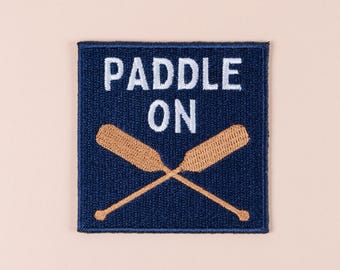 Naszywka do prasowania z haftem „Paddle On” ze skrzyżowanymi wiosłami dla miłośników kajaków, dni nad jeziorem, przygód na świeżym powietrzu, kurtek lub toreb kajakowych