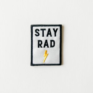 Patch termocolante bordado "Stay Rad" com raio amarelo, emblema retrô estiloso para jaquetas, bolsas, acessórios de moda punk rock e estilo skatista. imagem 3