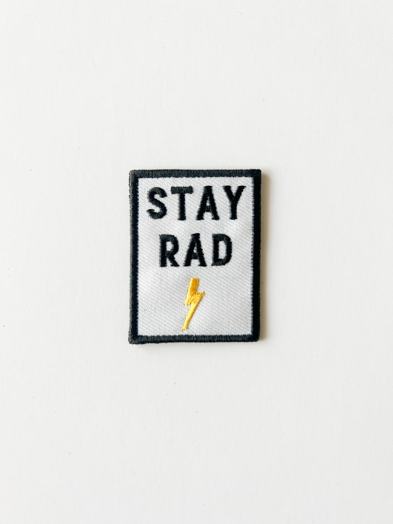 Patch termocolante bordado "Stay Rad" com raio amarelo, emblema retrô estiloso para jaquetas, bolsas, acessórios de moda punk rock e estilo skatista. imagem 3