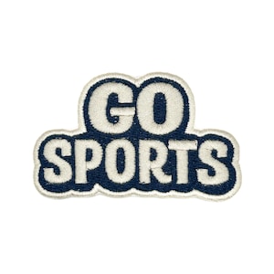 Può includere: Una toppa ricamata bianca e blu navy con le parole "GO SPORTS". Il testo è bianco con un contorno blu navy su sfondo blu navy. La toppa ha una forma rettangolare arrotondata.