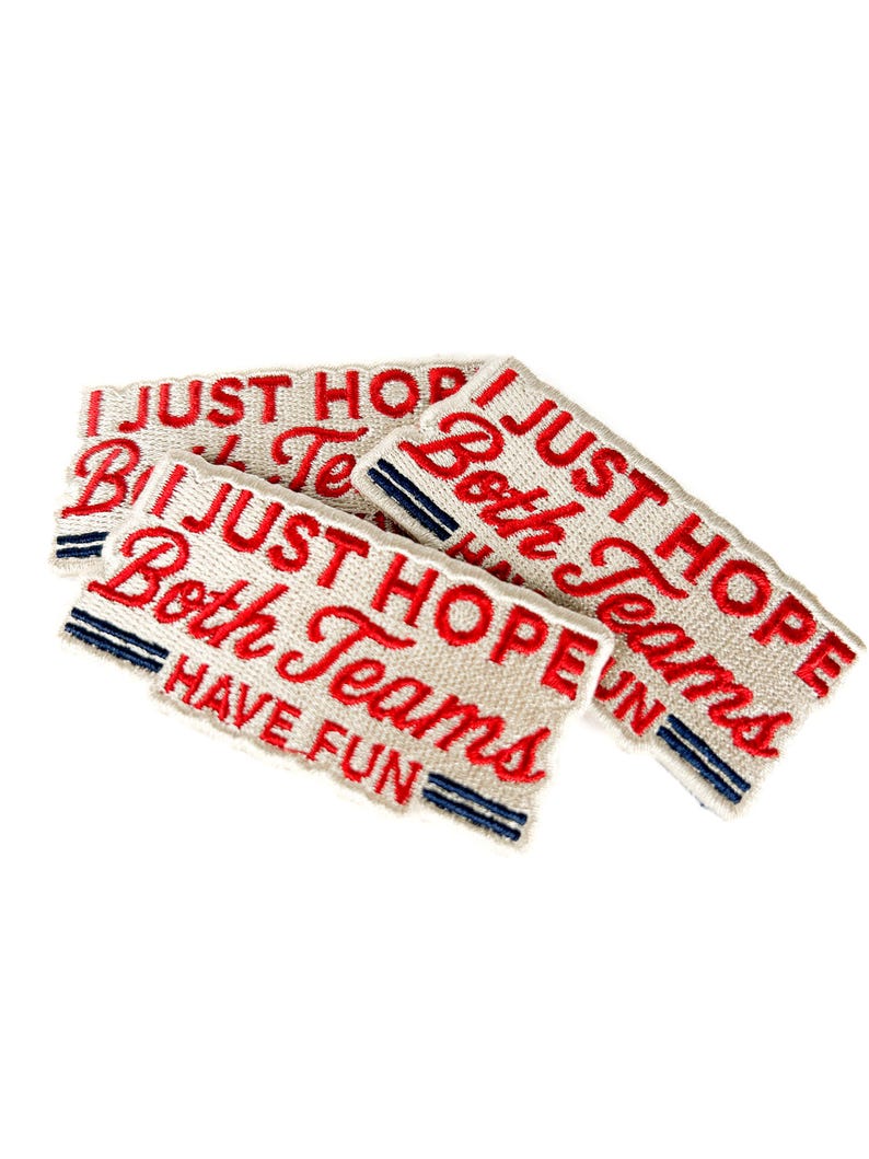 K&ouml;nnte beinhalten: Drei rechteckige Aufn&auml;her mit dem gestickten Text "I JUST HOPE Both Teams HAVE FUN" in roter Farbe. Die Aufn&auml;her sind cremefarben mit blauen Streifen.
