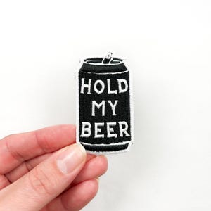 Hold My Beer Patch Gestickter Aufnäher zum Aufbügeln für Kleidung, Hüte und Taschen | Südlicher Outlaw Country Anhänger, Cowboy Patch für Trucker Hat