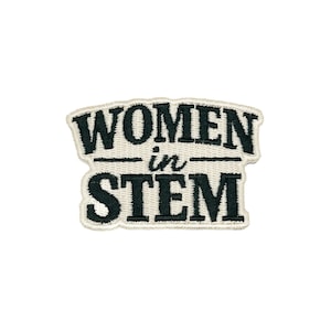 Puede incluir: Parche bordado con las palabras "WOMEN in STEM" en negro, contorneado en blanco, sobre un fondo blanco. El parche tiene un borde superior e inferior ligeramente curvado, y el texto está en negrita, en una fuente sans-serif. Diseñado para coser o planchar sobre tela.