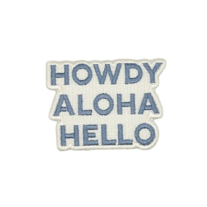 Può includere: Una toppa rettangolare con le parole "HOWDY ALOHA HELLO" ricamate in filo blu chiaro su sfondo bianco. La toppa ha un bordo blu chiaro.