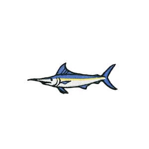 Può includere: Toppa ricamata raffigurante un pesce marlin blu con dettagli bianchi e gialli. Il pesce ha un muso lungo e appuntito e una pinna dorsale prominente. La toppa è progettata per l'applicazione su abbigliamento o accessori.