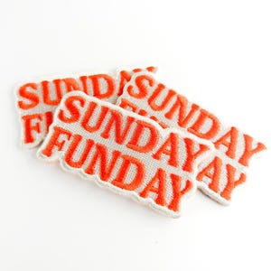 Puede incluir: Varios parches bordados con las palabras "SUNDAY FUNDAY" en letras de color naranja brillante. Los parches tienen un borde blanco y est&aacute;n dispuestos sobre un fondo blanco. Los parches son probablemente para ropa o accesorios.