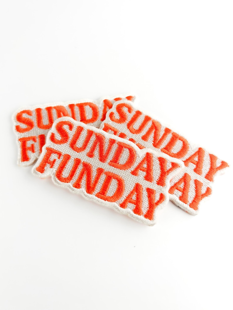Puede incluir: Varios parches bordados con las palabras "SUNDAY FUNDAY" en letras de color naranja brillante. Los parches tienen un borde blanco y est&aacute;n dispuestos sobre un fondo blanco. Los parches son probablemente para ropa o accesorios.