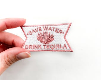 水を節約してテキーラを飲もう！ピンクと白のアイロンワッペン。ジャケット、バッグ、バー好き、バーホッパー、夏、メキシコ、ハッピーアワーに最適。