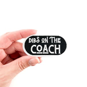 Dibs on the Coach gesticktes Bügelbild mit Fussball - Perfekt für Tailgate und Fussball Saison, Fussball Liebhaber | Fernfahrer Hut | Sport