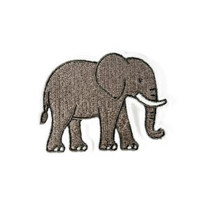 Op de afbeelding: Geborduurde patch met een bruine olifant met een witte slagtand. De olifant heeft grote oren en staat op vier poten. De patch heeft een witte rand, voor kleding of accessoires.