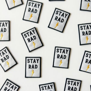Patch termocolante bordado "Stay Rad" com raio amarelo, emblema retrô estiloso para jaquetas, bolsas, acessórios de moda punk rock e estilo skatista. imagem 2