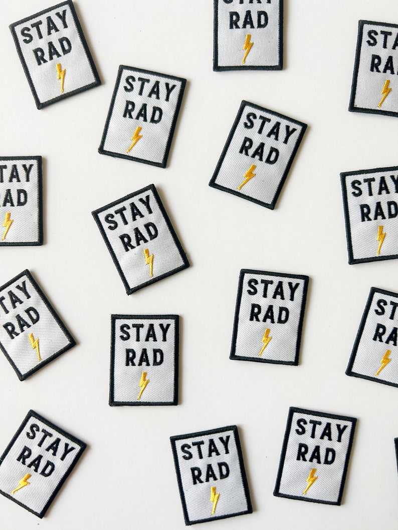 Patch termocolante bordado "Stay Rad" com raio amarelo, emblema retrô estiloso para jaquetas, bolsas, acessórios de moda punk rock e estilo skatista. imagem 2