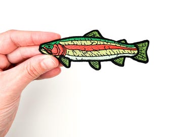 Naszywka do prasowania z haftem tęczowego pstrąga – zielona i czerwona – wędkarstwo, wędkarz, outdoor, natura, połów, miłośnik pstrągów, dzika przyroda, prezent, wędkarstwo muchowe