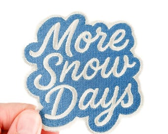 Parche bordado "More Snow Days" – Parche termoadhesivo de invierno para cabañas de esquí, gorros, mochilas y equipo para actividades al aire libre.