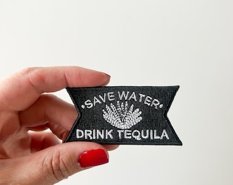 水を節約してテキーラを飲もう 黒と白のアイロン接着パッチ ジャケット、バッグ、バー好き、バーホッパー、夏、メキシコ、ハッピーアワーに最適