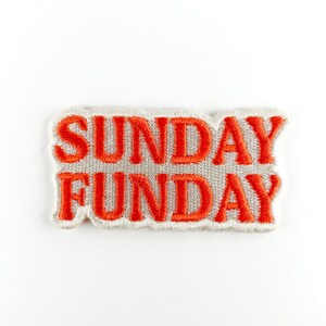 Puede incluir: Parche bordado con las palabras "SUNDAY FUNDAY" en hilo naranja brillante. El texto est&aacute; cosido sobre una tela gris claro con un borde blanco, perfecto para a&ntilde;adir a ropa o accesorios.