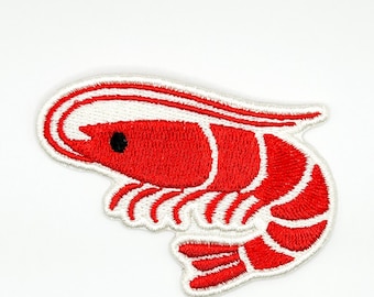 Broderad stryklapp med räkor – Röd & Vit – Skaldjursälskare, Hav, Strand, Kust, Kul, Söt, Fiskare, Kustvibbar, Gåva
