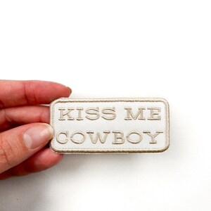 Kiss Me Cowboy Patch Gestickt Bügelbild Südlicher Outlaw Country Charme, Cowboy Patch, Junggesellinnenabschied Trucker Hat Bar Nashville