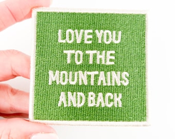 Parche bordado termoadhesivo "Te amo hasta las montañas y de vuelta". Perfecto para equipo de senderismo, mochilas, chaquetas y para amantes de la naturaleza y las aventuras al aire libre.